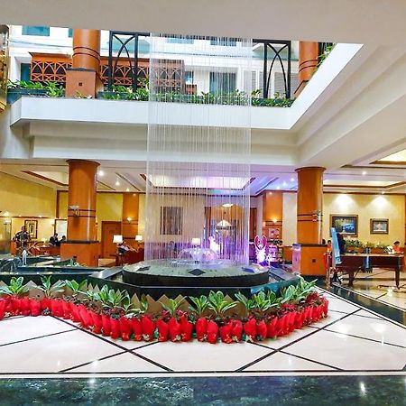 The Orchid Hotel Mumbai Vile Parle Екстериор снимка The lobby of the hotel