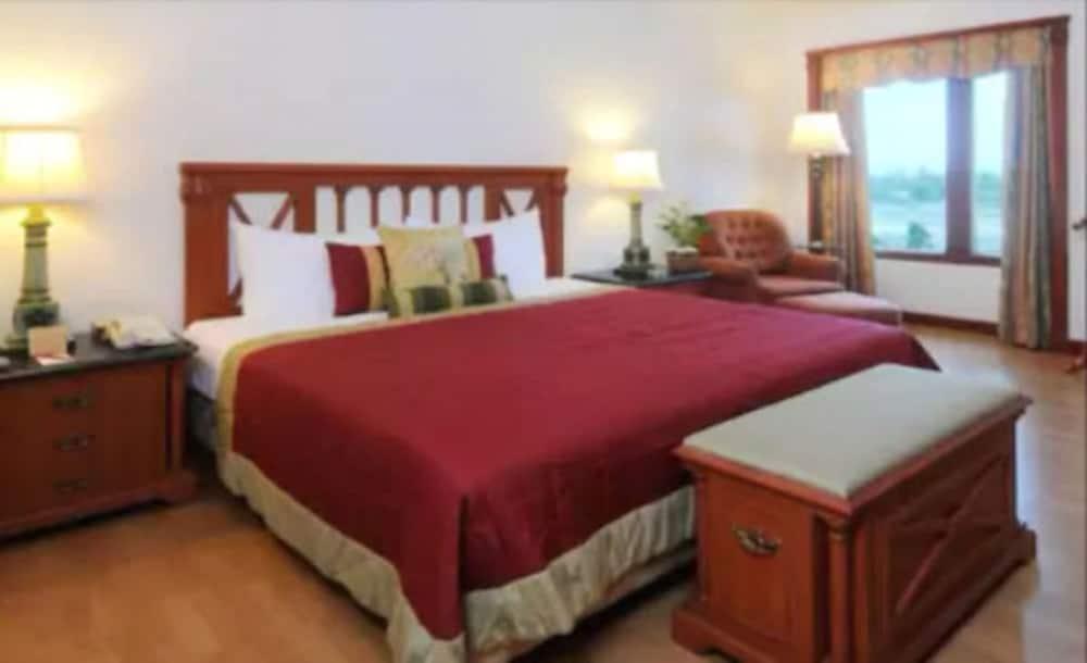 The Orchid Hotel Mumbai Vile Parle Екстериор снимка A bedroom at the hotel
