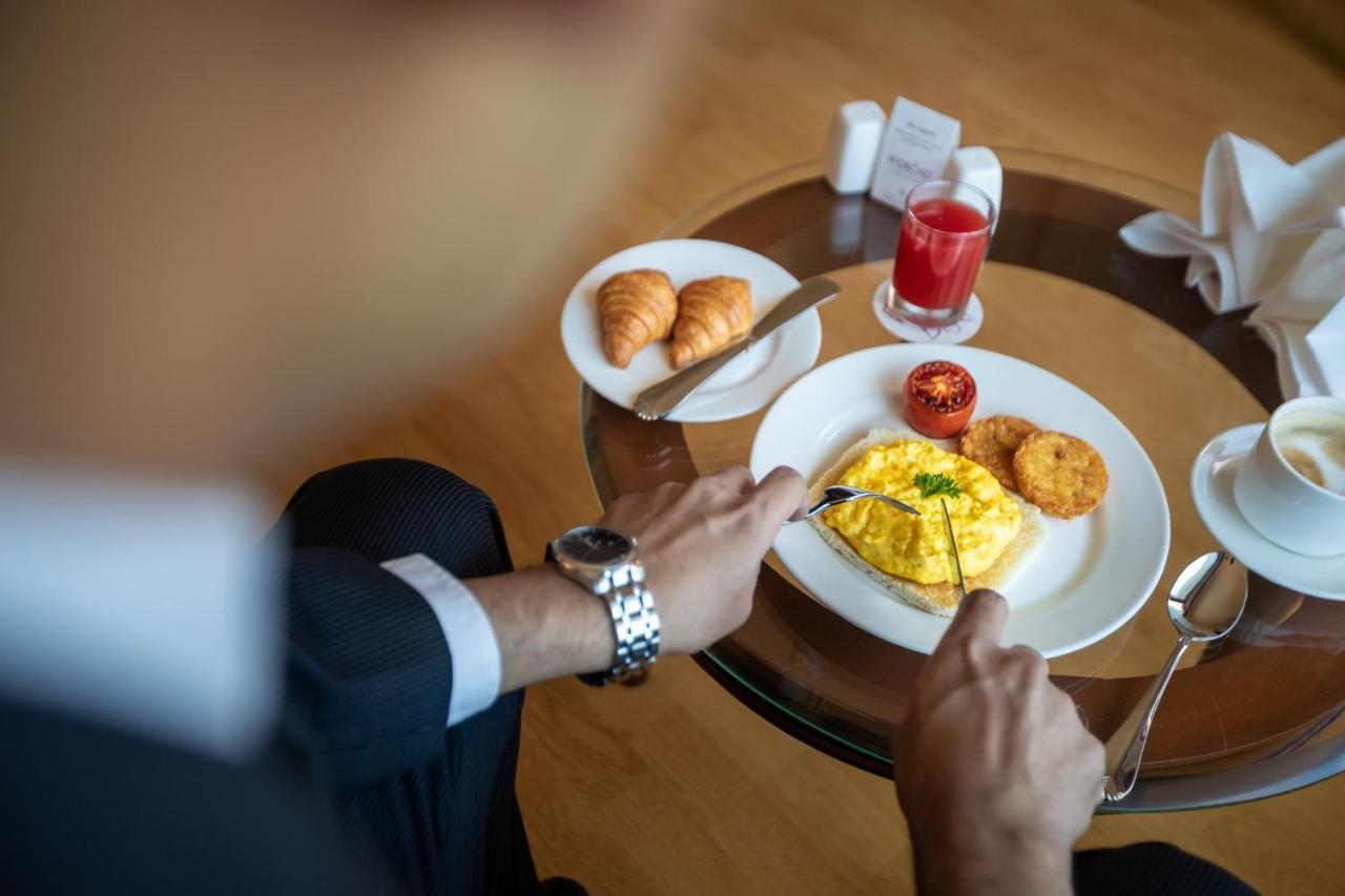 The Orchid Hotel Mumbai Vile Parle Екстериор снимка A man eating breakfast
