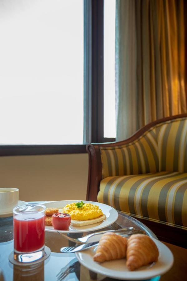 The Orchid Hotel Mumbai Vile Parle Екстериор снимка A settee