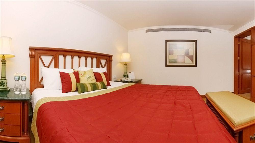 The Orchid Hotel Mumbai Vile Parle Екстериор снимка A room at the hotel