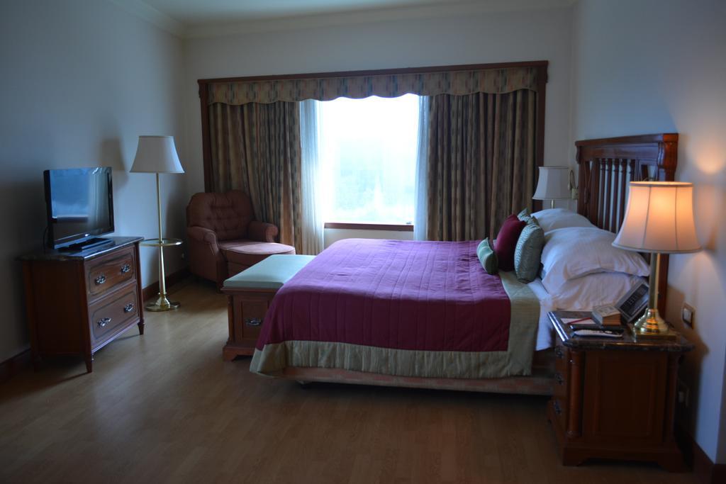 The Orchid Hotel Mumbai Vile Parle Екстериор снимка A bedroom at the Inn at the Opera