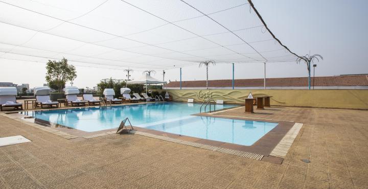 The Orchid Hotel Mumbai Vile Parle Екстериор снимка The pool at the hotel