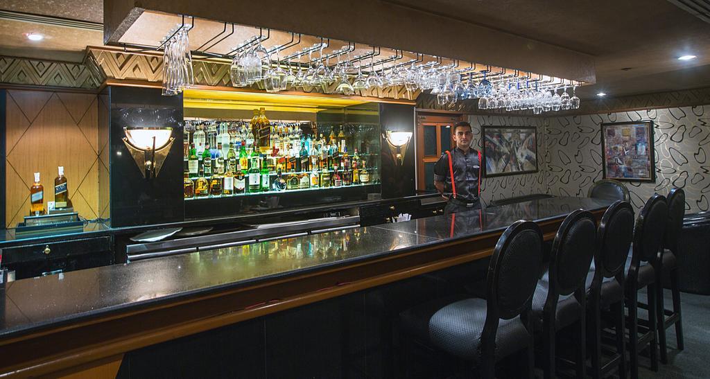 The Orchid Hotel Mumbai Vile Parle Екстериор снимка The bar at the 21 Club