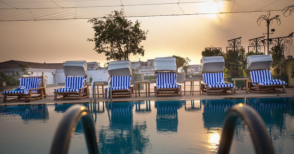 The Orchid Hotel Mumbai Vile Parle Екстериор снимка The swimming pool at the hotel