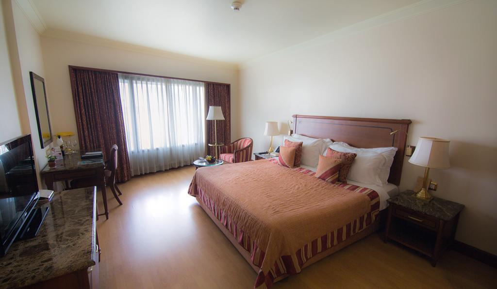The Orchid Hotel Mumbai Vile Parle Екстериор снимка A room at the Taj Bengal
