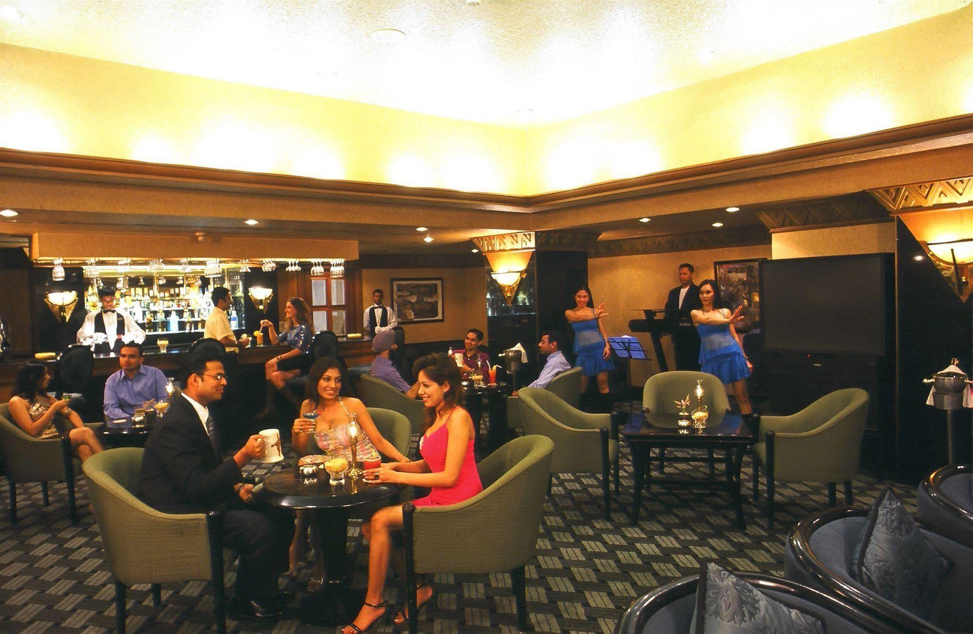 The Orchid Hotel Mumbai Vile Parle Ресторант снимка The bar at the Oberoi Mumbai
