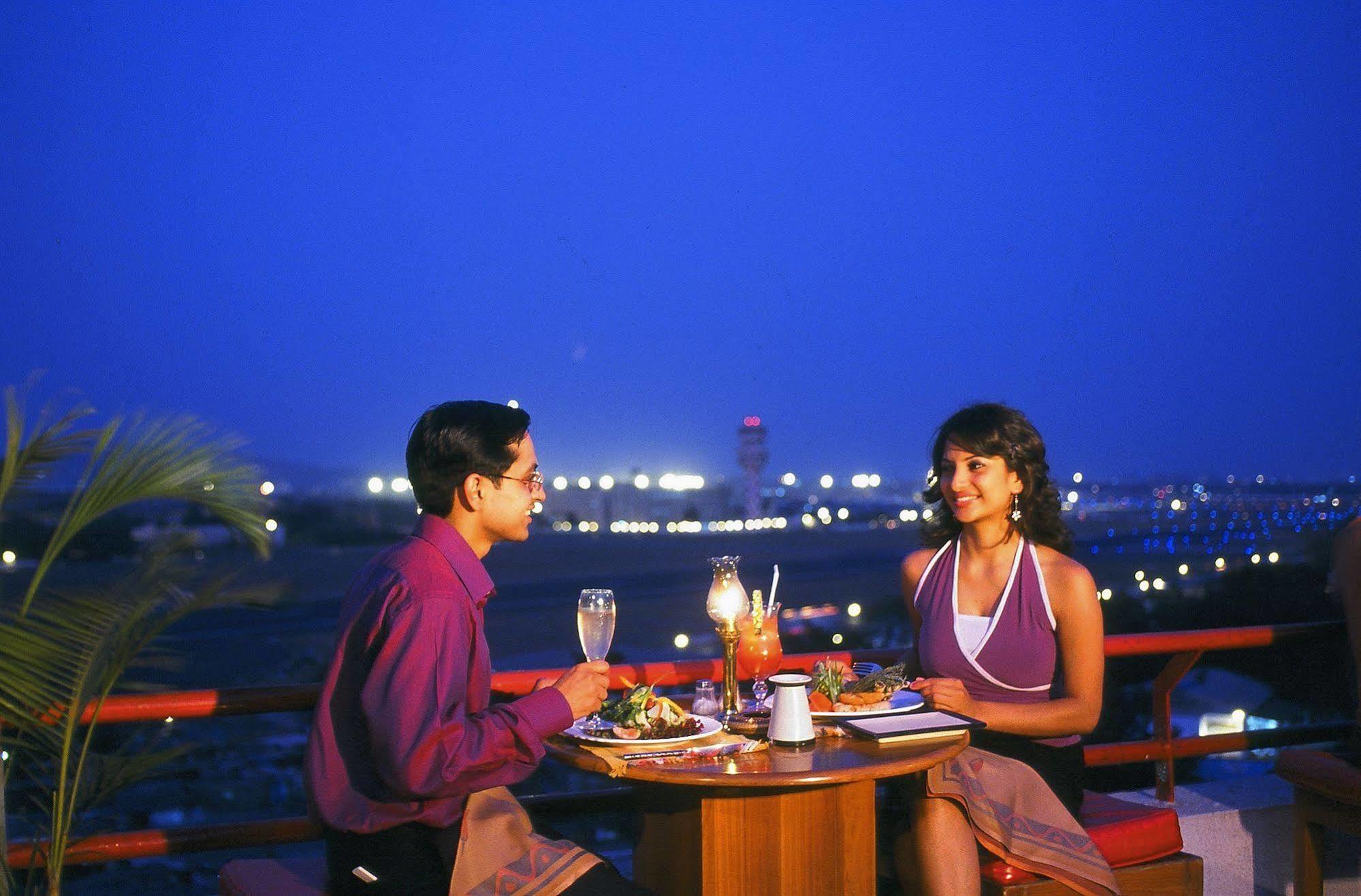 The Orchid Hotel Mumbai Vile Parle Ресторант снимка A couple dining at a restaurant in India