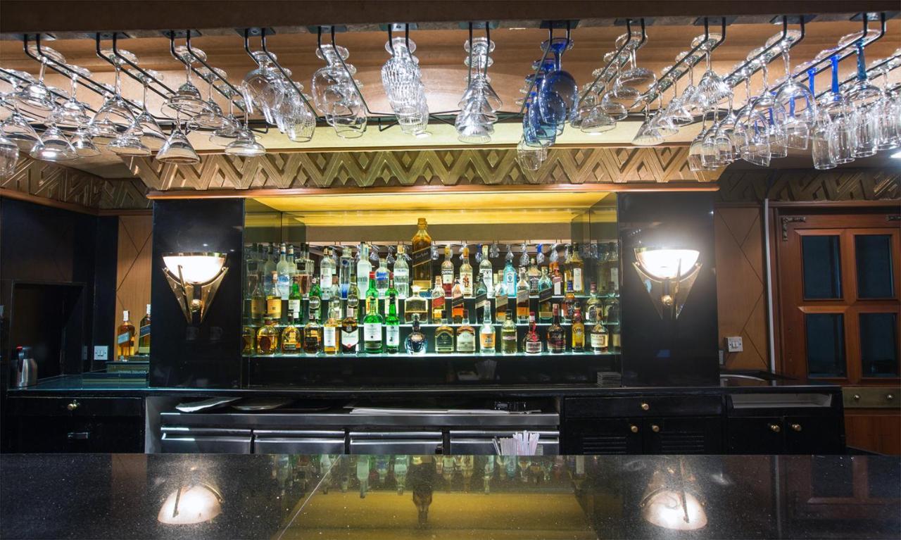 The Orchid Hotel Mumbai Vile Parle Екстериор снимка The bar at the 1905 Bar and Lounge