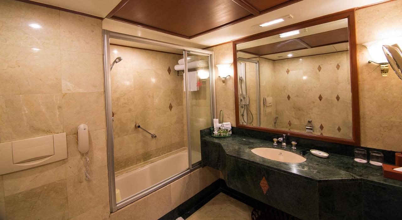 The Orchid Hotel Mumbai Vile Parle Екстериор снимка A shower enclosure with a sliding door