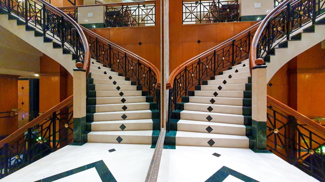 The Orchid Hotel Mumbai Vile Parle Екстериор снимка Stairs in the lobby