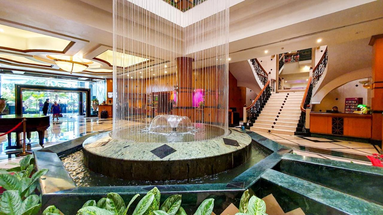 The Orchid Hotel Mumbai Vile Parle Екстериор снимка The lobby of the hotel