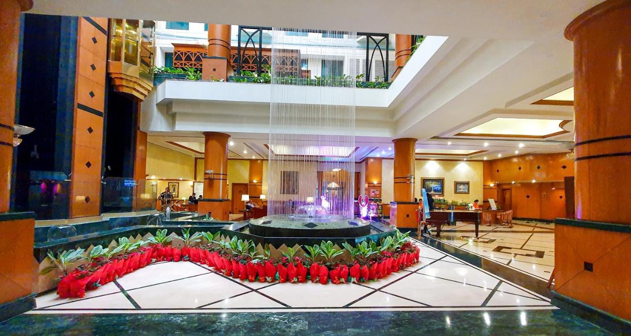 The Orchid Hotel Mumbai Vile Parle Екстериор снимка The lobby of the hotel