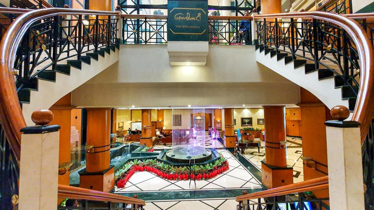 The Orchid Hotel Mumbai Vile Parle Екстериор снимка The lobby of the hotel