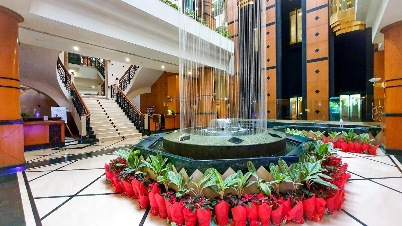 The Orchid Hotel Mumbai Vile Parle Екстериор снимка Fountain at the lobby