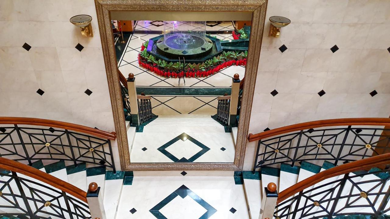 The Orchid Hotel Mumbai Vile Parle Екстериор снимка Fountain at the entrance of the hotel