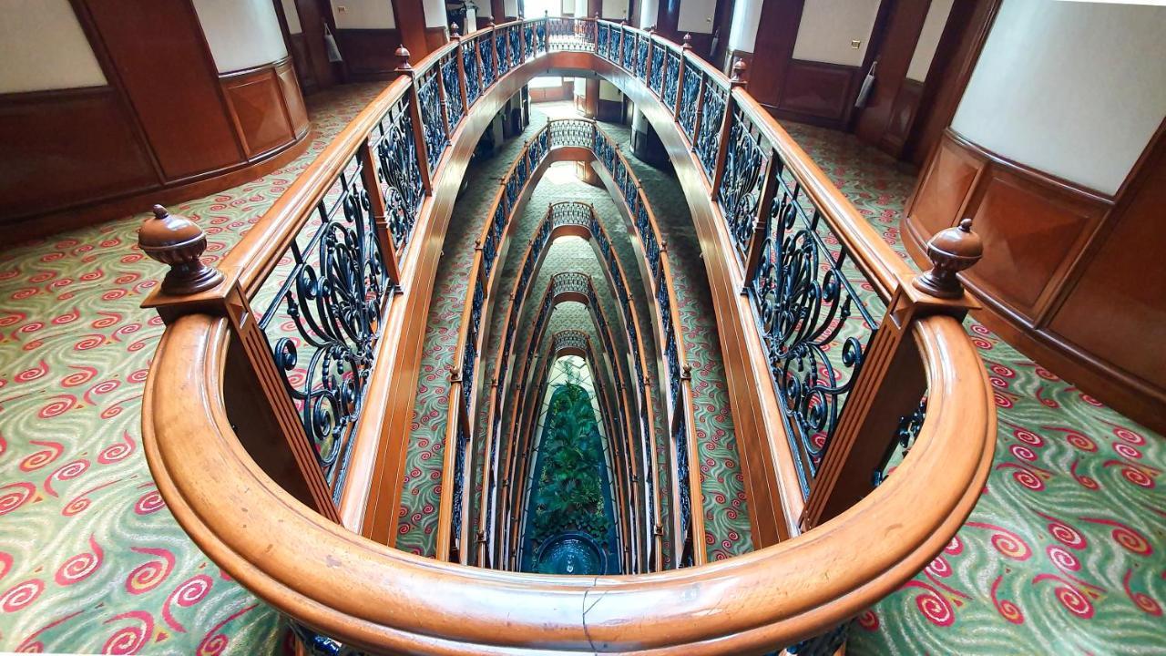 The Orchid Hotel Mumbai Vile Parle Екстериор снимка The staircase