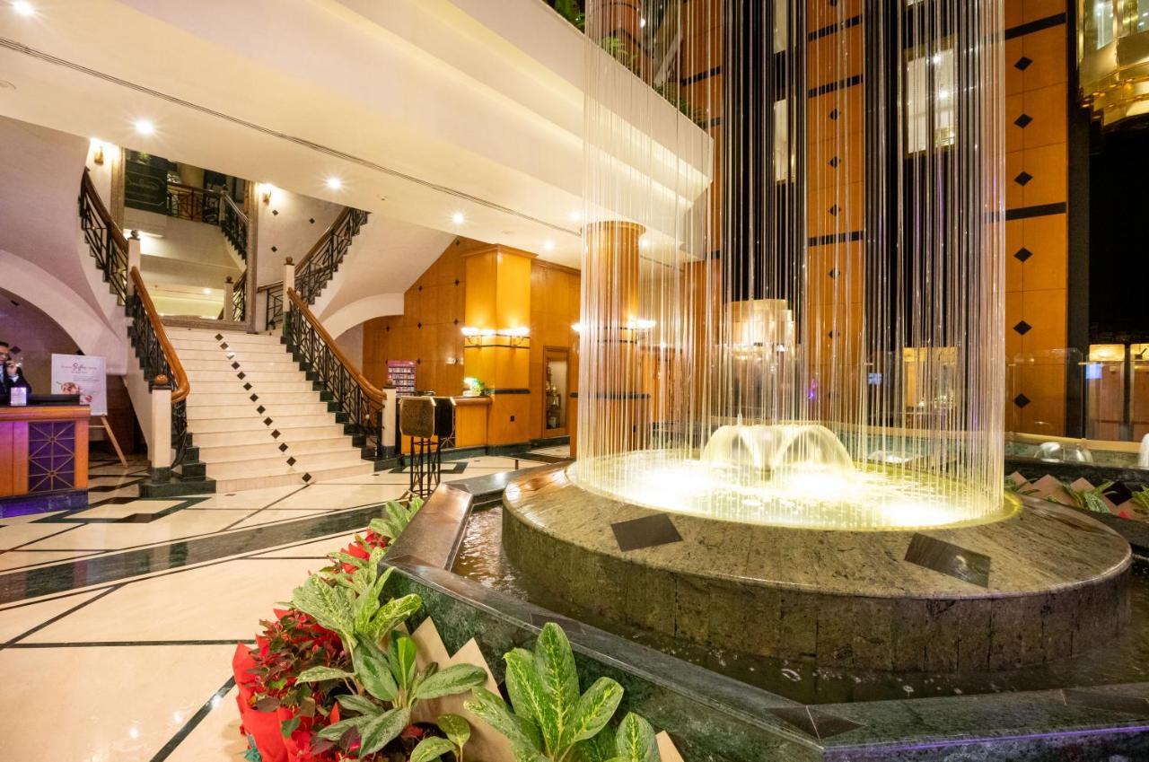 The Orchid Hotel Mumbai Vile Parle Екстериор снимка Fountain at the lobby